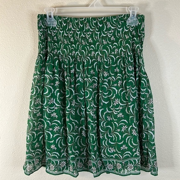 Max Studio Dresses & Skirts - Max Studio NWT Elastic waist short Green floral print Skirt. SMALL